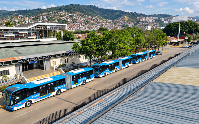 MIO ESTRENA CINCO BUSES ARTICULADOS ELÉCTRICOS EN CALI Y AVANZA HACIA SU PRIMERA FLOTA PÚBLICA