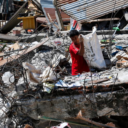 Atención: terremoto de magnitud 7,7 sacude Indonesia
