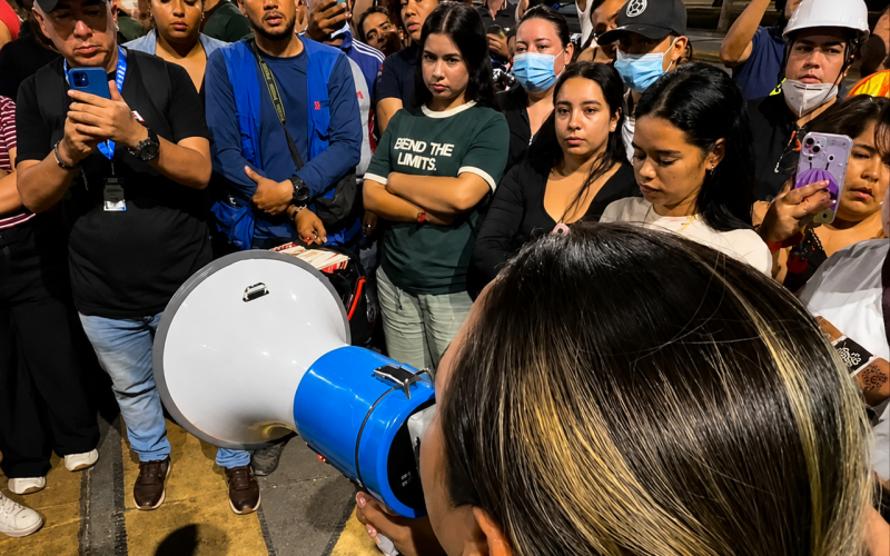 “Hay vida en el HUV”: familiares de personas atrapadas protestan