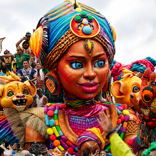 La carroza ganadora del Carnaval de Negros y Blancos deslumbrará en el Festival Petronio Álvarez 2026.