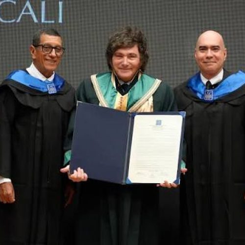 Javier Milei recibió el Doctor Honoris Causa de la Universidad Santiago de Cali