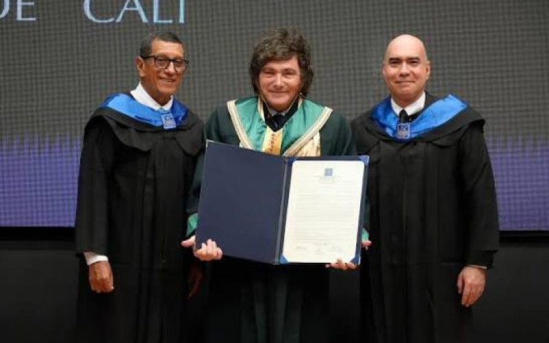 Javier Milei recibió el Doctor Honoris Causa de la Universidad Santiago de Cali