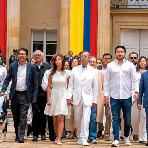 Gustavo Petro se despide de la Presidencia con última ceremonia de honores militares en la Casa de Nariño