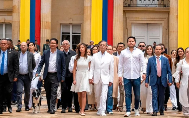 Gustavo Petro se despide de la Presidencia con última ceremonia de honores militares en la Casa de Nariño
